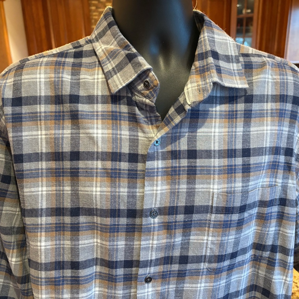Peter Millar‎ men’s button front flannel shirt. Sharp grey/blue plaid with logo.